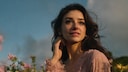 Tilly Norwood umgeben von Blumen