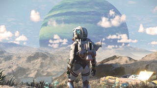 Figur in einem hellen Raumanzug mit Helm und großem Rucksack steht in einer felsigen Landschaft. Im Hintergrund erhebt sich ein großer grün-blauer Planet am hellblauen Himmel. Rechts neben der Figur steht ein kleines futuristisches Fahrzeug zwischen Pflanzen und Felsen.