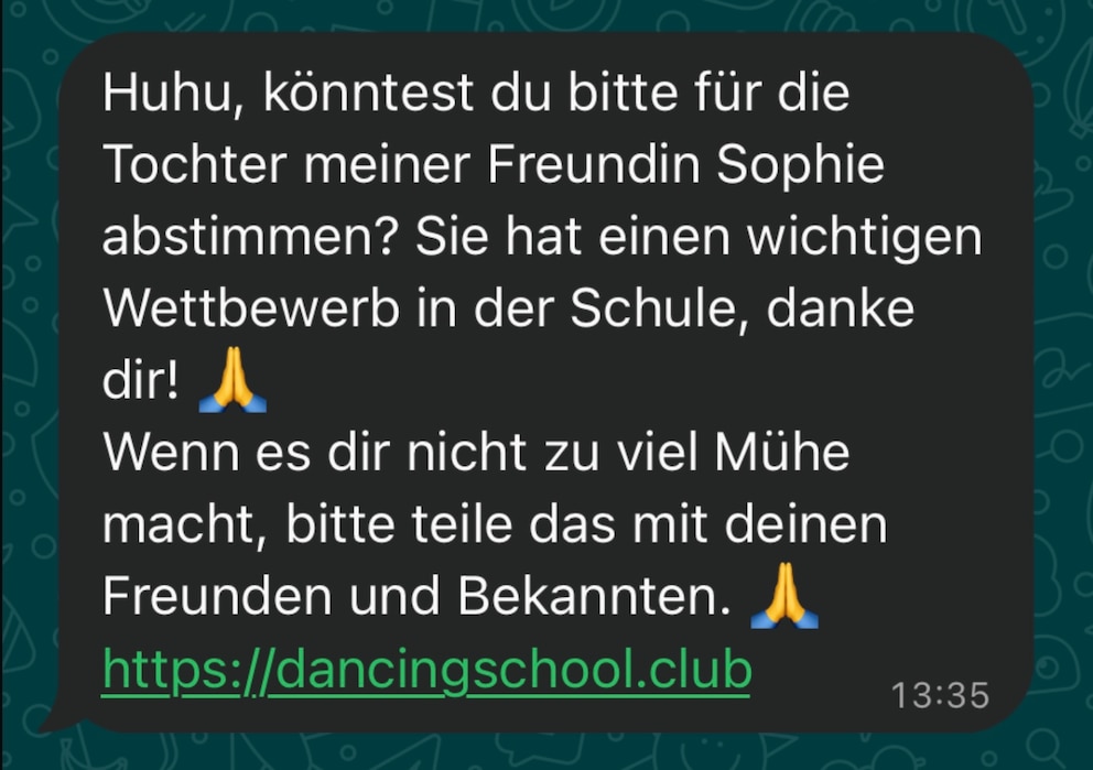 Screenshot einer WhatsApp-Nachricht im Dunkelmodus. Der Absender bittet darum, f&uuml;r die Tochter einer Freundin namens Sophie bei einem Schulwettbewerb abzustimmen und die Nachricht weiterzuleiten. Darunter steht der gr&uuml;n unterstrichene Link &bdquo;https://dancingschool.club&ldquo;. Die Nachricht wurde um 13:35 Uhr verschickt.