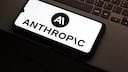 Anthropic Logo ist auf einem Smartphone zu sehen