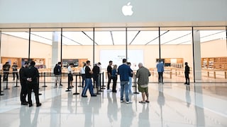 Bild von einer Menge Menschen, die vor einem Apple Store anstehen