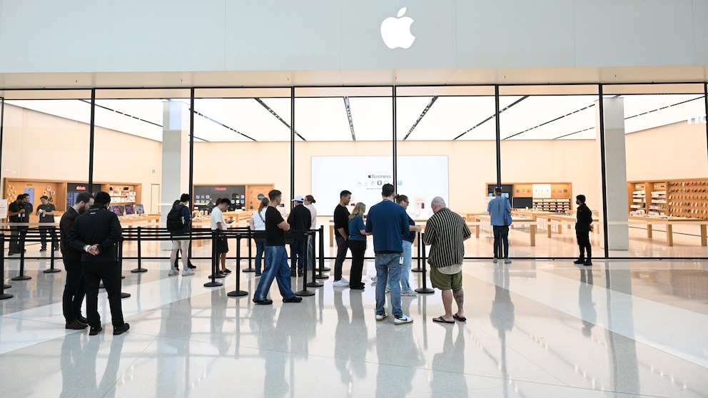 Bild von einer Menge Menschen, die vor einem Apple Store anstehen