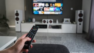 Es ist nur die Hand einer Person zu erkennen, die eine Fernbedienung hält. Damit wurde wohl gerade der Fernseher an der Wand im Wohnzimmer eingeschaltet