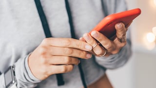Frau hält Smartphone