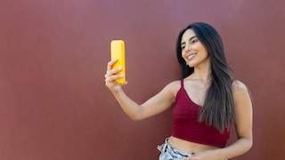 Frau hält Smartphone