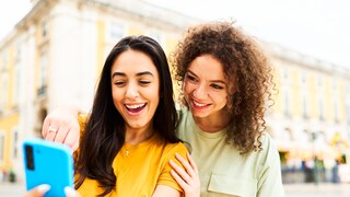 Zwei Frauen nehmen Selfie mit Smartphone auf