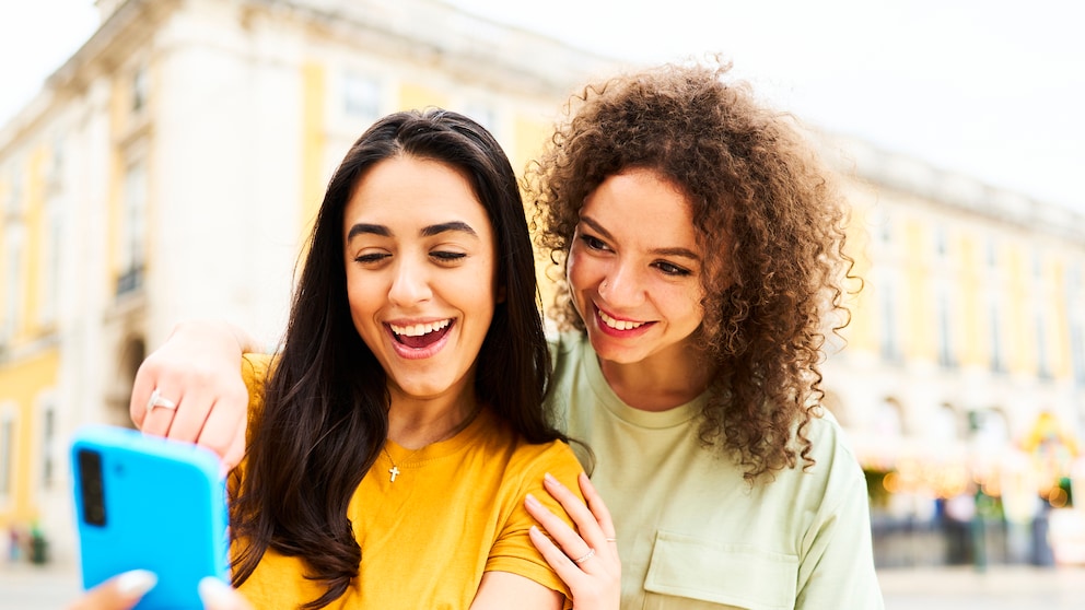 Zwei Frauen nehmen Selfie mit Smartphone auf