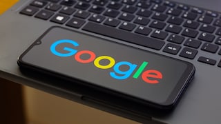 Android-Smartphone mit Google-Schriftzug auf Windows-Laptop