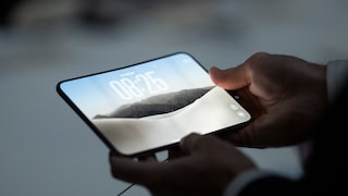 Mann hält iPhone Duo in Apple Store
