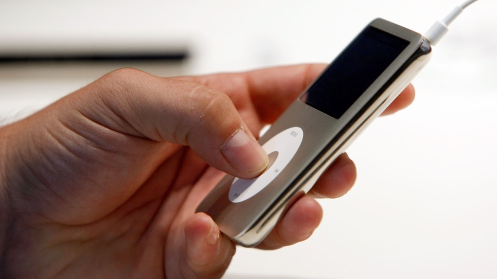Mann hält iPod Classic