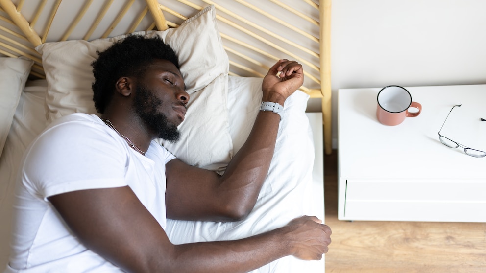 Mit der Smartwatch im Bett? Für einen User gab es ein übles Erwachen.