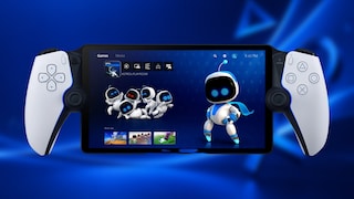 Tragbares Spielgerät mit großem Display und beidseitig angebrachten weißen Bedienelementen im Stil eines PlayStation-Controllers. Auf dem Bildschirm ist die Benutzeroberfläche der PlayStation mit dem Spiel „ASTRO'S PLAYROOM“ zu sehen. Mehrere weiße Roboterfiguren sind auf dem Display dargestellt, daneben eine größere Roboterfigur mit blau leuchtenden Augen. Der Hintergrund des Bildes ist in verschiedenen Blautönen gehalten und zeigt unscharfe PlayStation-Symbole.