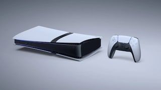 Weiße PlayStation-Spielkonsole mit schwarzem Mittelteil auf hellem, neutralem Hintergrund. Rechts daneben steht ein weiß-schwarzer Controller. Die Konsole liegt waagerecht und zeigt an der Vorderseite mehrere Anschlüsse. Entlang der Gehäusekante ist ein schmaler blauer Lichtstreifen sichtbar.