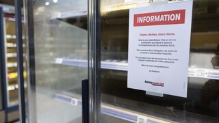 Leere Kühlregale hinter gläsernen Türen in einem Supermarkt. An einer Tür hängt ein französischsprachiger Hinweis mit der Überschrift „INFORMATION“. Darin wird auf eine Cyberattacke bei einem Dienstleister für die Fernregelung der Kühltemperaturen hingewiesen. Betroffene Waren seien deshalb aus dem Verkauf genommen worden. Unten auf dem Aushang steht das Logo von Intermarché.