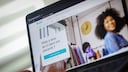 Laptop mit ge&ouml;ffneter Vinted-Webseite. Auf der franz&ouml;sischsprachigen Startseite sind das Vinted-Logo, ein Kleiderschrank mit Kleidung sowie eine Person im Hintergrund zu sehen. Im Vordergrund befindet sich ein Feld mit dem Text "Pr&ecirc;ts &agrave; faire du tri dans vos placards ?" und einer t&uuml;rkisfarbenen Schaltfl&auml;che.