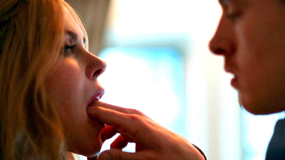 Szene aus „Babygirl“ mit Nicole Kidman und Harris Dickinson
