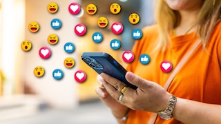Frau nutzt ihr Smartphone, über dem symbolisch verschiedene Emojis erscheinen