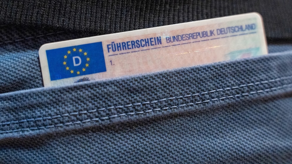 Ein Führerschein in einer Hosentasche
