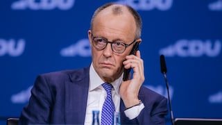 Bundeskanzler Friedrich Merz telefoniert mit seinem Smartphone