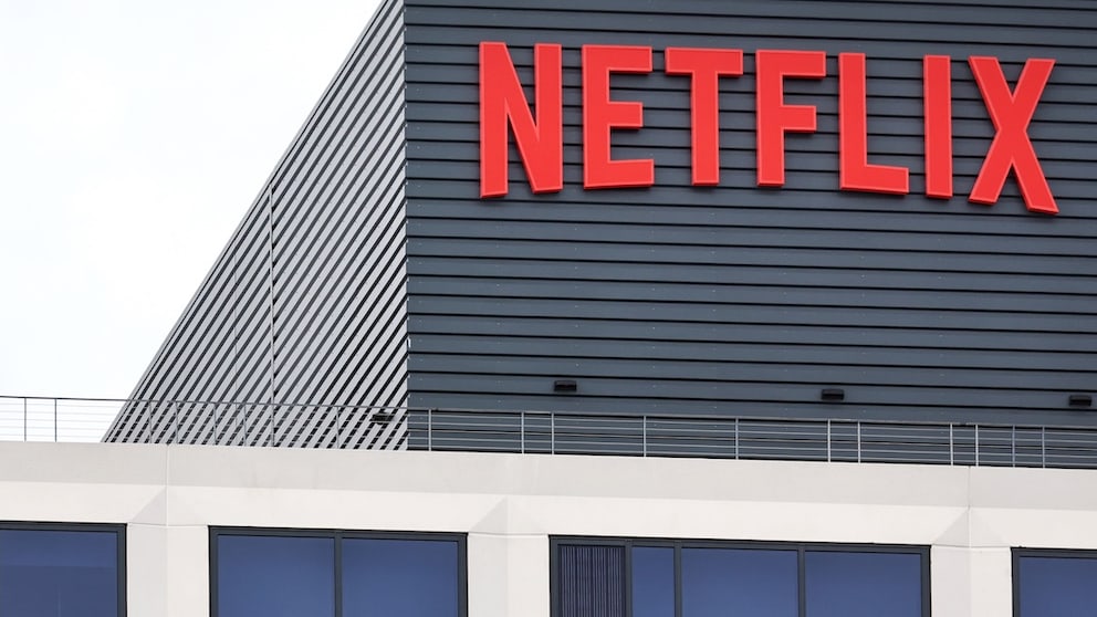 Netflix-Logo auf einem Gebäude