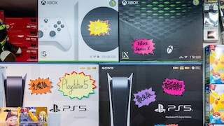 Mehrere Xbox- und PlayStation-Konsolen im Geschäft