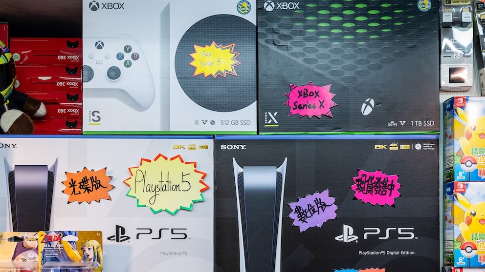 Mehrere Xbox- und PlayStation-Konsolen im Geschäft