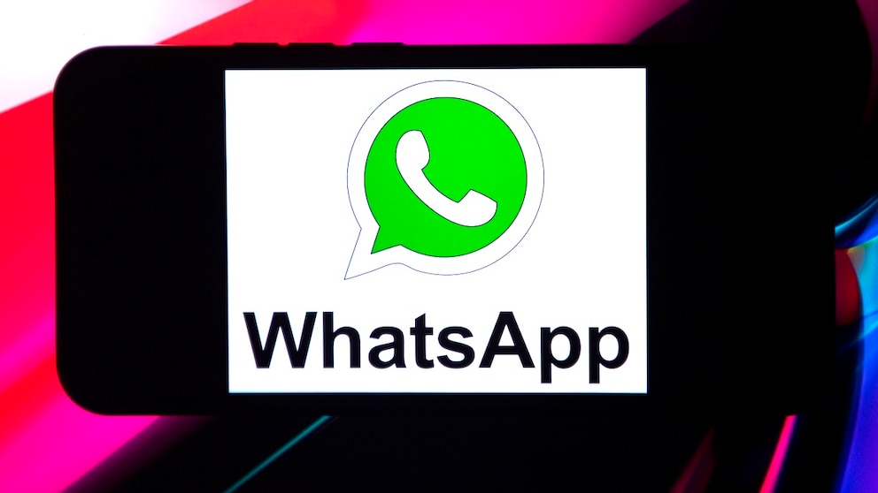 WhatsApp-Logo auf einem Smartphone