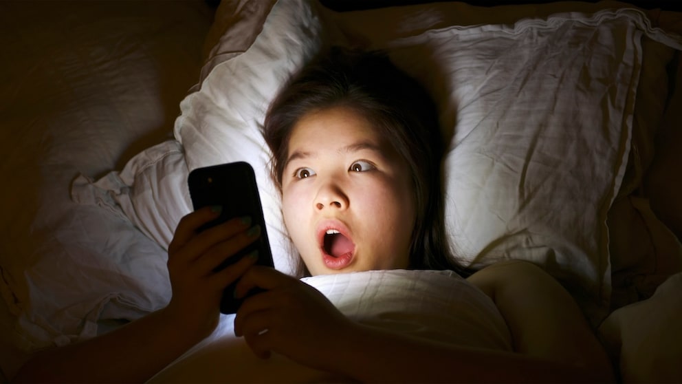 Junge Frau, erschrocken über Horrorgeschichten aus der Tech-Welt