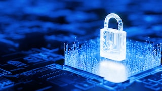 Symbolbild zum Thema Datenschutz: Ein leuchtendes digitales Vorhängeschloss steht auf einer blau beleuchteten Leiterplatte und ist von stilisierten Leiterbahnen umgeben.
