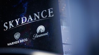 Große Anzeigetafel mit dem Schriftzug „Skydance“ sowie den Logos von Warner Bros. und Paramount vor dunklem Hintergrund.