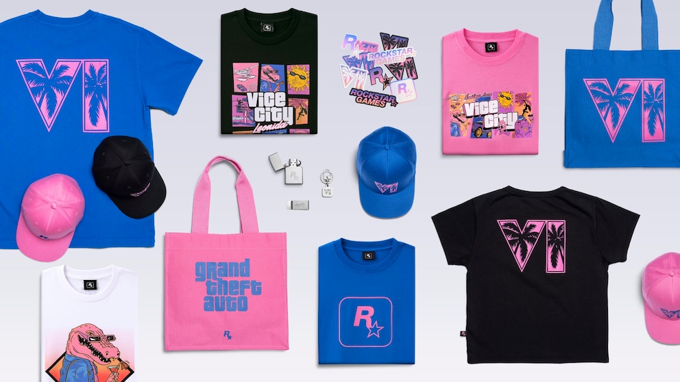 &Uuml;bersicht verschiedener Kleidungsst&uuml;cke und Accessoires vor hellgrauem Hintergrund. Zu sehen sind mehrere T-Shirts in Blau, Schwarz, Wei&szlig; und Rosa, Taschen, Baseballkappen, Aufkleber, ein Feuerzeug, ein Schl&uuml;sselanh&auml;nger und ein Metallanh&auml;nger. Mehrere Artikel zeigen ein gro&szlig;es &bdquo;VI&ldquo;-Logo mit Palmenmotiven in Pink und Blau. Andere Produkte tragen das Rockstar-Logo oder den Schriftzug &bdquo;Vice City&ldquo;. Die Gegenst&auml;nde sind gleichm&auml;&szlig;ig &uuml;ber die Bildfl&auml;che verteilt und als Produkt&uuml;bersicht angeordnet.