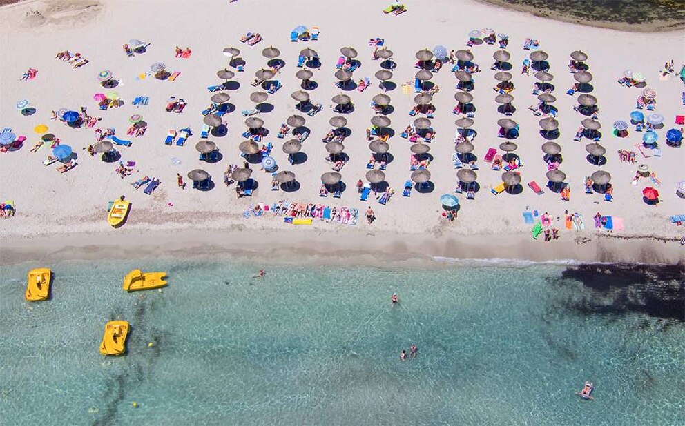  Schirmchen-Paradies an der Cala Morlanda auf der Ostseite Mallorcas.&nbsp;Foto: 2017 Michael Poliza