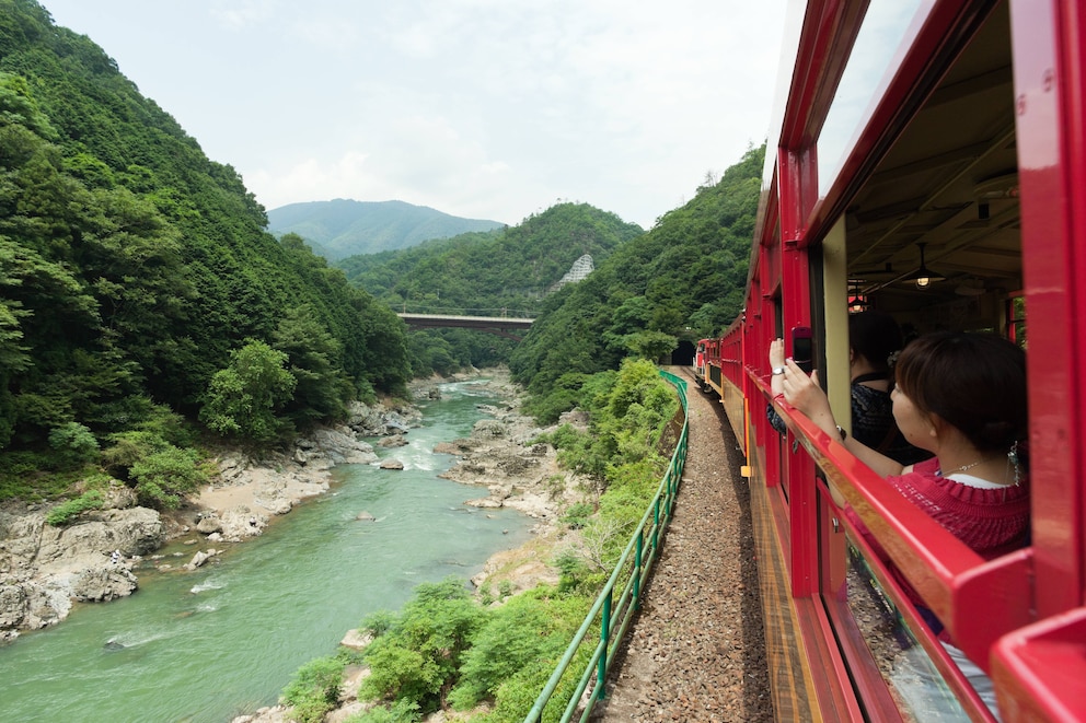 Per Zug kann man Japans Naturschönheiten am besten entdecken