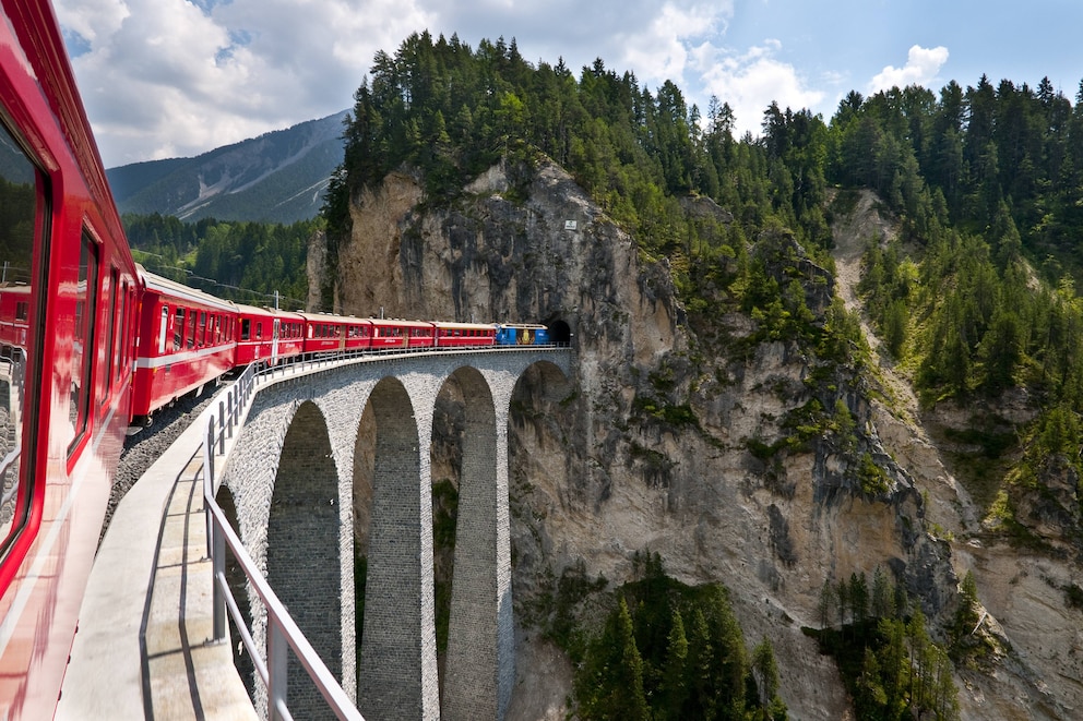 Der Glacier Express fährt von Zermatt nach St. Moritz durch wunderschöne Natur