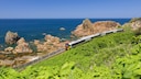 Rund um die Welt gibt es atemberaubende Bahnstrecken. Im Bild zu sehen: Ein Zug der Gonō Line in Japan, der im Norden des Landes an der Küste entlangfährt.