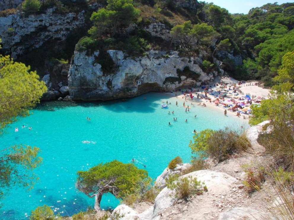 Absolut werbetauglich: die Macarelleta-Bucht. Wegen ihrer Schönheit, ist es dort im Sommer oft voll