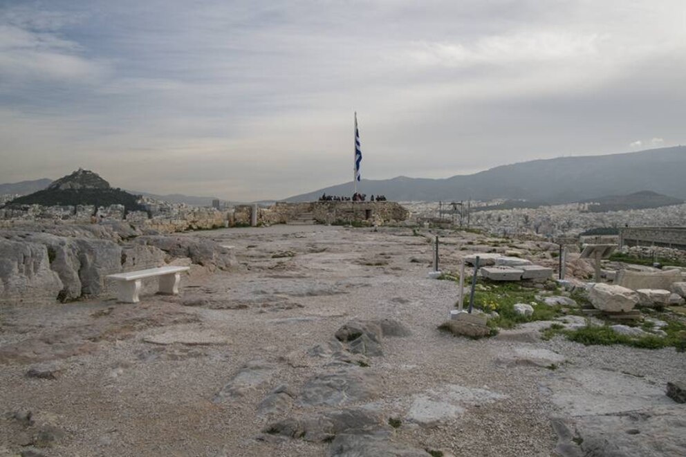  Tritt man aus dem Parthenon hinaus, blickt man von der Akropolis hinab auf die karge Felslandschaft von Athen