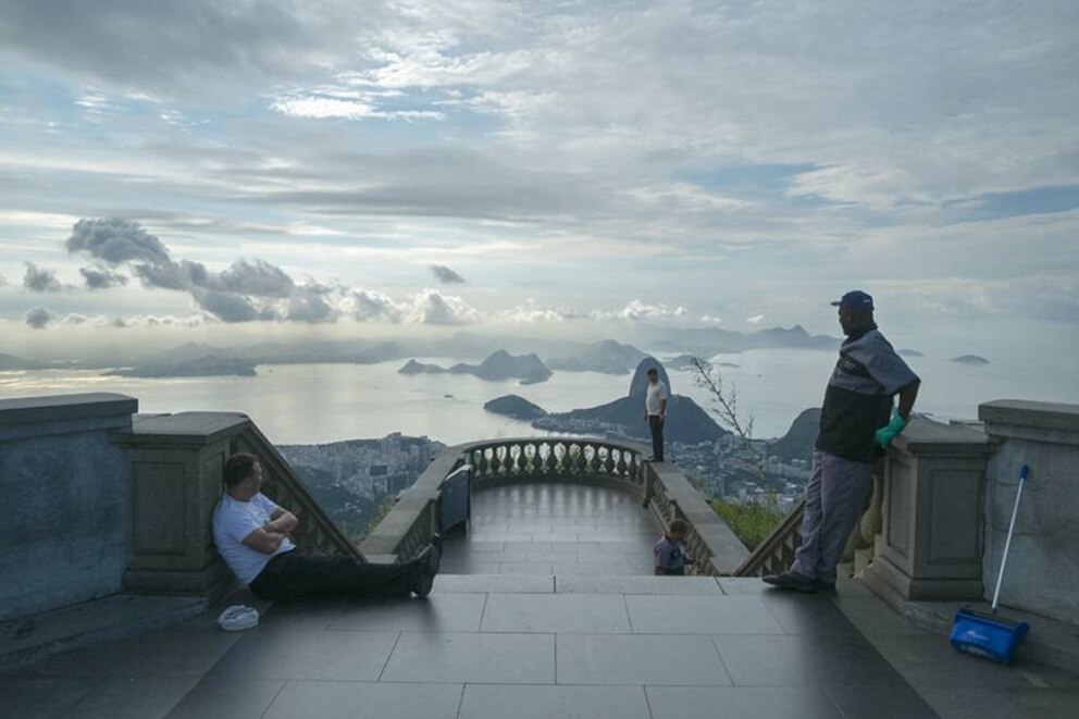  Die Christus-Statue auf dem Berg Corcovado in Rio de Janeiro muss sich mit einer anderen großen Sehenswürdigkeit messen, wenn man sich beim Fotografieren umdreht: Der atemberaubenden Landschaft von Brasiliens Partymetropole.