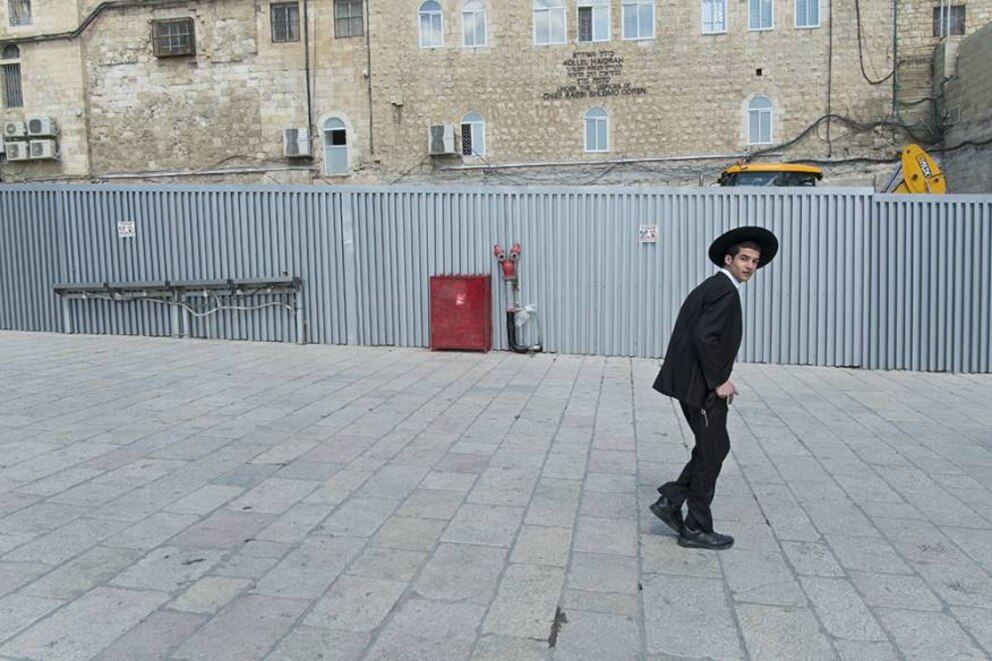  Wer schon mal vor der Klagemauer in der Altstadt von Jerusalem stand, weiß, dass es dort vor Gläubigen und Touristen nur so wimmelt. Wendet man sich von dem wichtigsten Heiligtum des Judentums ab, ist dort auch eine Mauer – aber aus Wellblech.