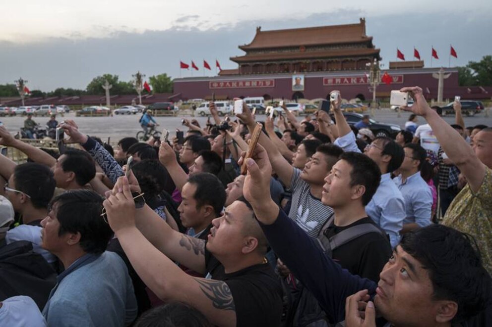  Das Mao Mausoleum in Peking: Auch hier will Curtis das Geschehen um die Sehenswürdigkeit herum verewigen, statt das Gebäude selbst zu fotografieren. 