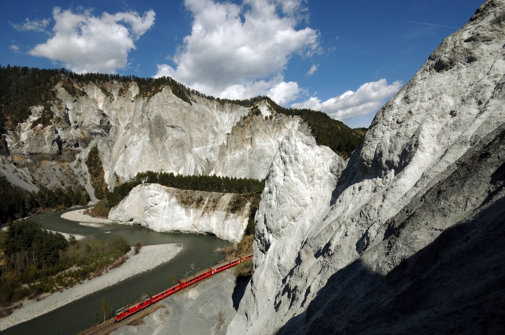 Ob zu Fuß oder mit der Bahn: Die Rheinschlucht ist einen Besuch wert