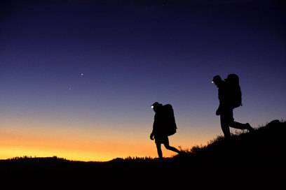 Nachts wandern ist ein Abenteuer. Stirnlampen sind im Dunkeln praktische Wegbegleiter