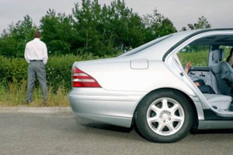 Dieser Herr macht laut britischem Gesetz fast alles richtig. Nur die rechte Hand auf dem Auto fehlt. Aber die braucht er ja auch für andere Dinge.