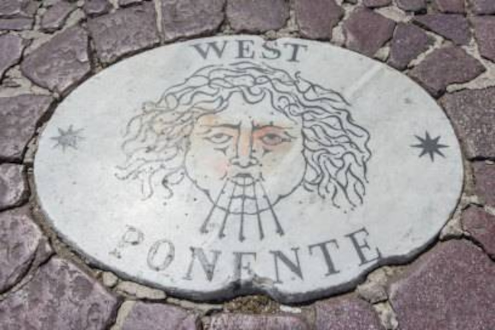 Die gesuchte Marmorplatte mit dem Symbol des Westwindes trägt den Schriftzug „West Ponente“ (Respiro di dio)
