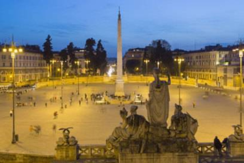 Der Piazza del Popolo ist oval, in der Mitte prangt ein mächtiger 24 Meter hoher ägyptischer Obelisk, und auch der Brunnen um den Obelisken mit seinen vier ägyptischen Löwen scheint prädestiniert als Ort der Illuminati