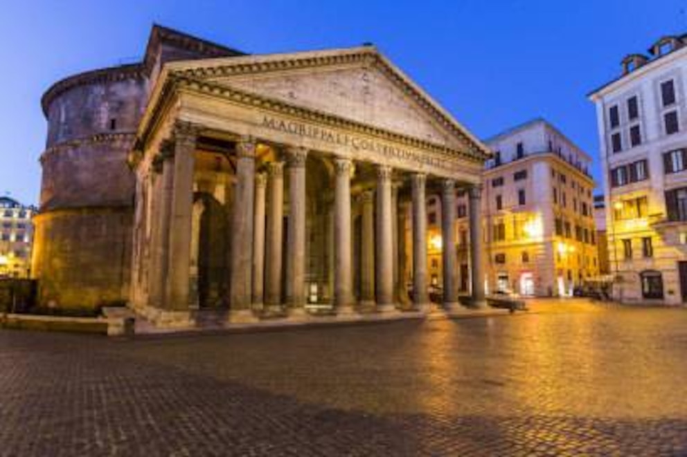 Das Pantheon liegt an der Piazza della Rotonda, mitten in Rom zwischen der Piazza Navona und dem Trevi-Brunnen. Der Eintritt ist kostenlos.