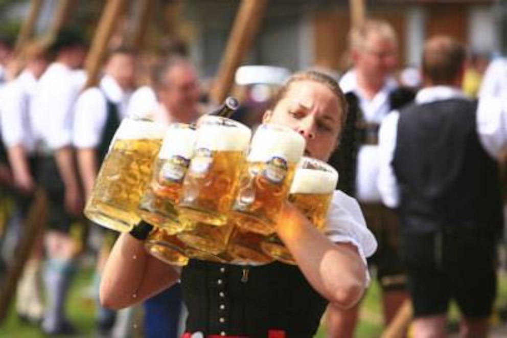 Fitnesstraining der anderen Art: Die Wiesn-Kellnerinnen können beachtliche Mengen an Bierkrügen stemmen
