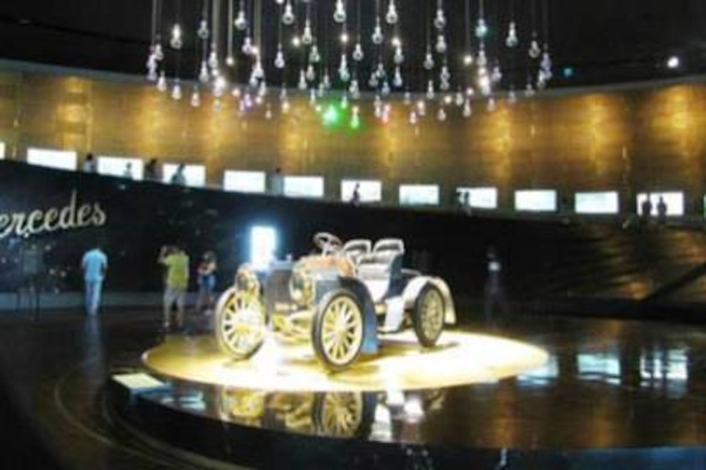Ausstellungsraum Mercedes-Benz Museum in Stuttgart