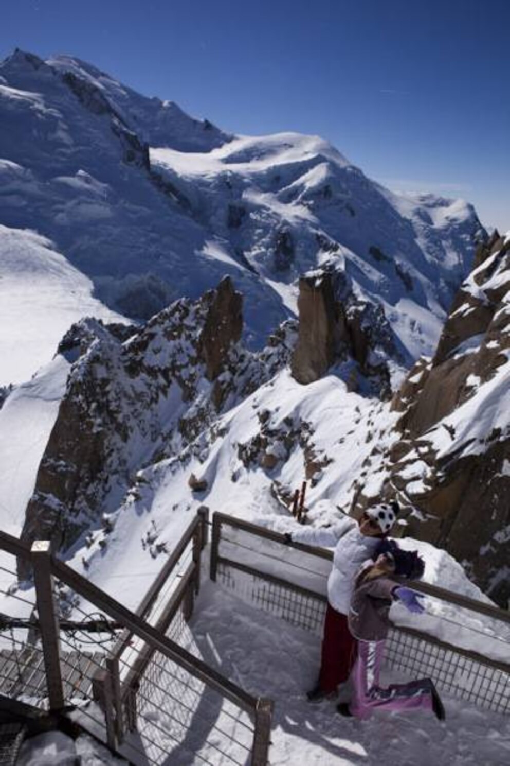 Die Aiguille du Midi im Mont-Blanc-Massiv überragt das Stadtzentrum von Chamonix um 2800 Meter