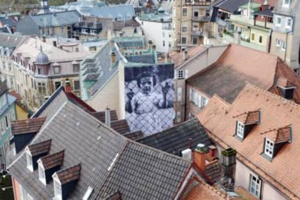 Eine Fotoinstallation des französischen Künstlers „JR“ an einer Hausfassade in Baden-Baden